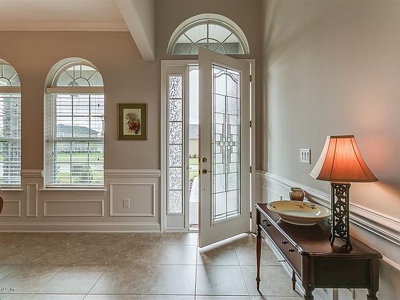 3rd image of 247 Ellsworth Cir