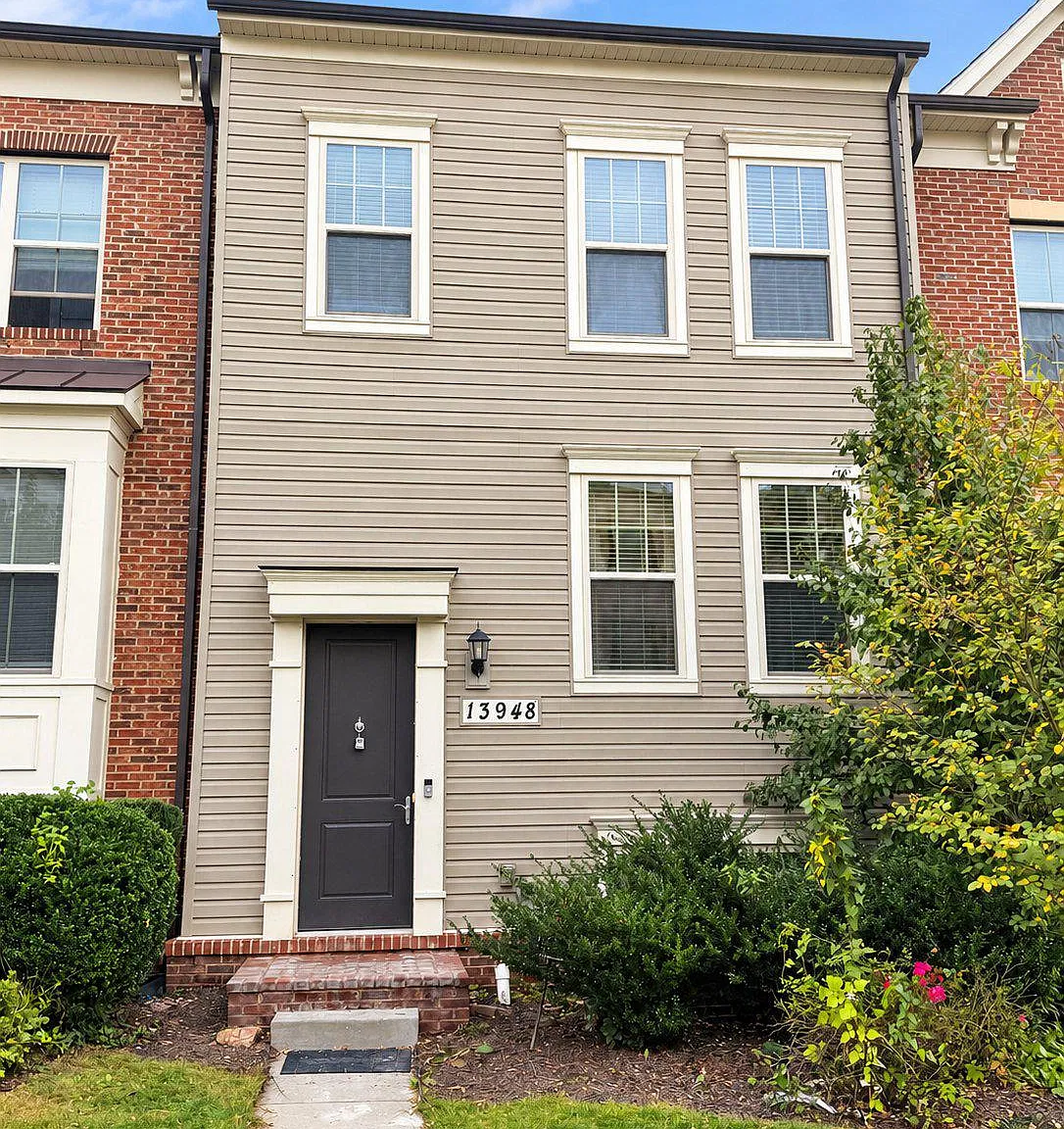 3 bed, 3.5 bath, 2150 sqft, $2,990 — Photo 1