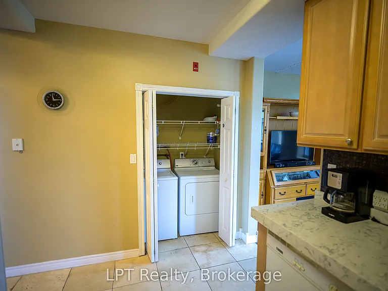 317 Queen St #302 — Photo 9