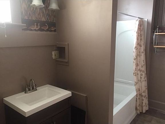 Updated bath with tub/shower