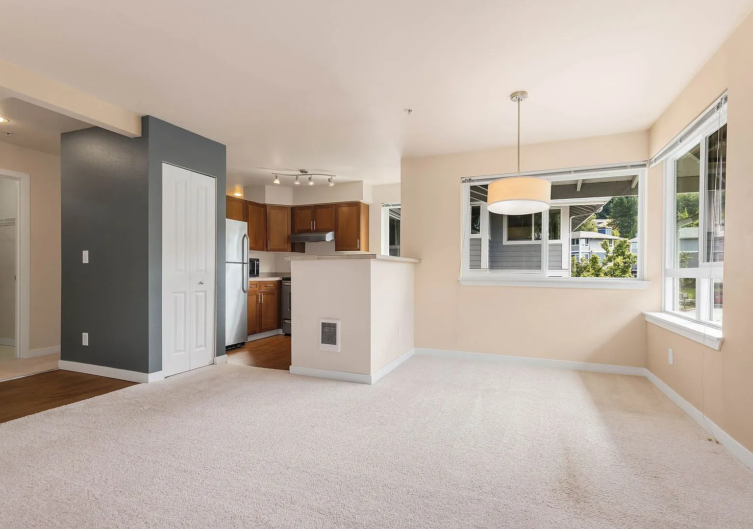 Top Floor 1 Bedroom Condo in Great Location — Photo 3