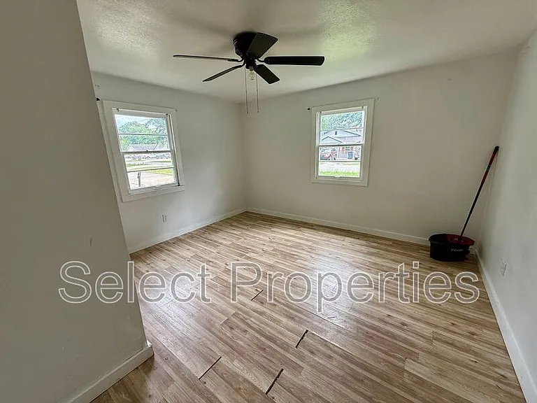 1802 Henry St — Photo 7