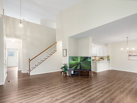 5th image of 828 Amelia Ct