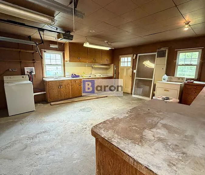 922 Oxford St — Photo 6