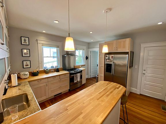 4th image of 425 Medford St #1