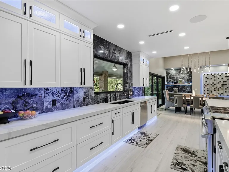 300 E Lacy Ln — Photo 19