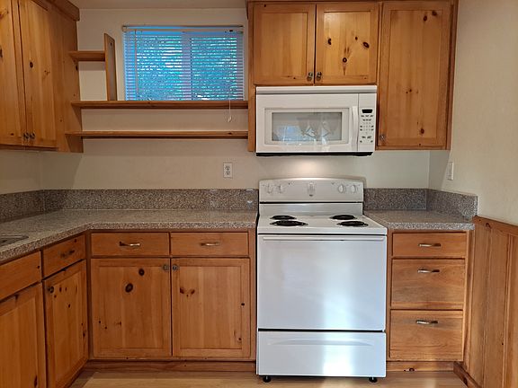 4th image of 200 Parkview Dr #B