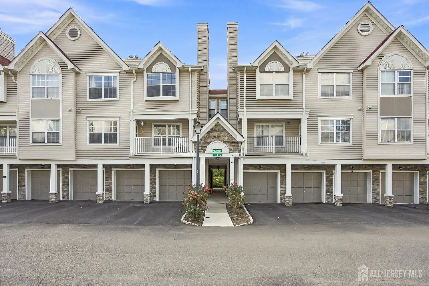 2 bed, 2.0 bath, 1056 sqft, $2,500 — Photo 1