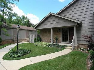 2252 Pine Grove Ct, Ann Arbor, MI 48103