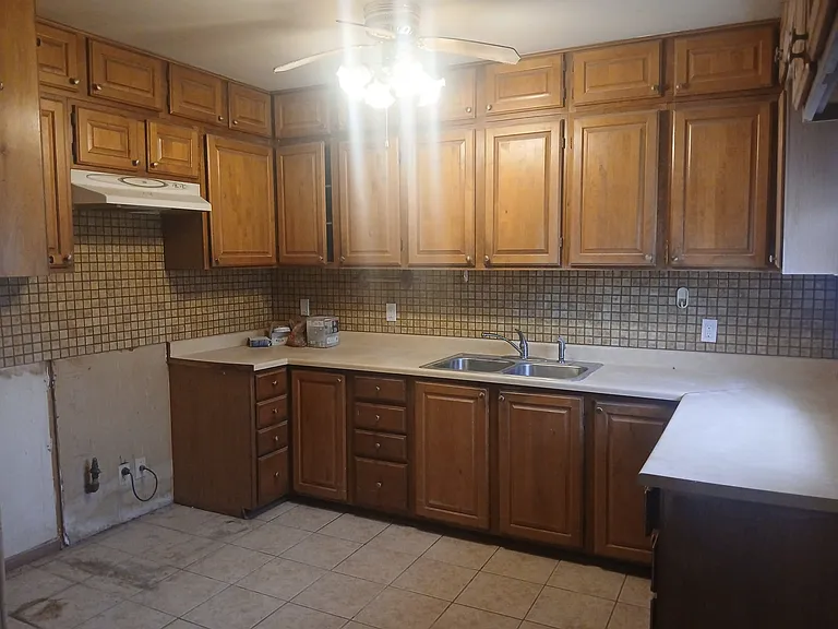 2413 Poplar St — Photo 8