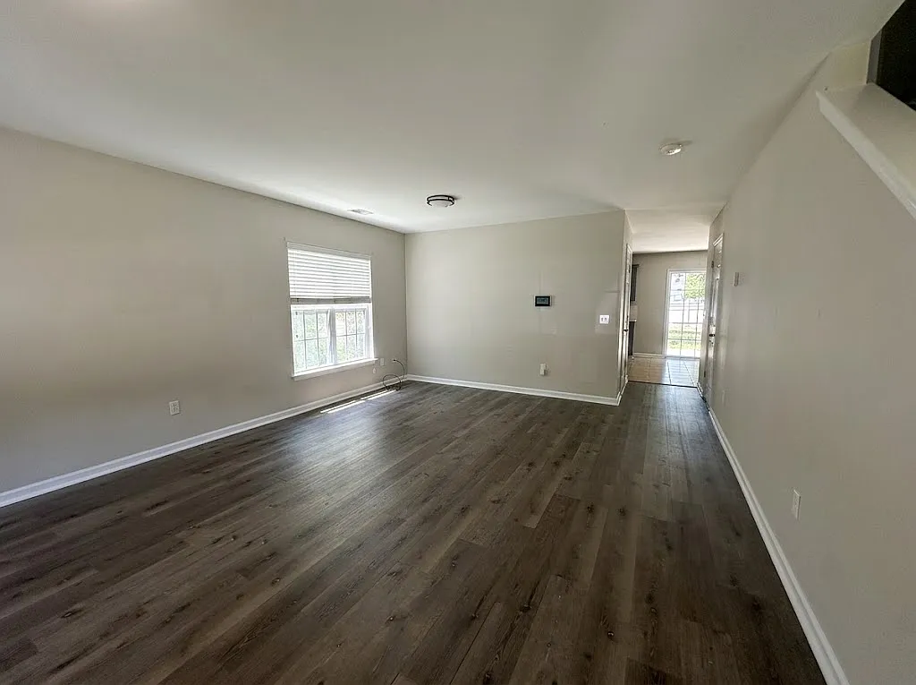 4 bed, 2.5 bath, 2320 sqft, $2,600 — Photo 2