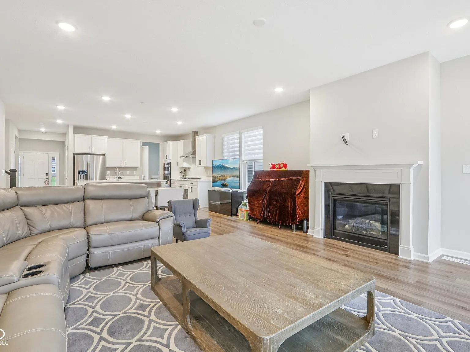 4 bed, 4.5 bath, 4656 sqft, $4,300 — Photo 3
