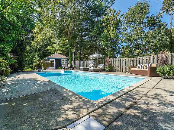 2nd image of 11 Crestview Ct