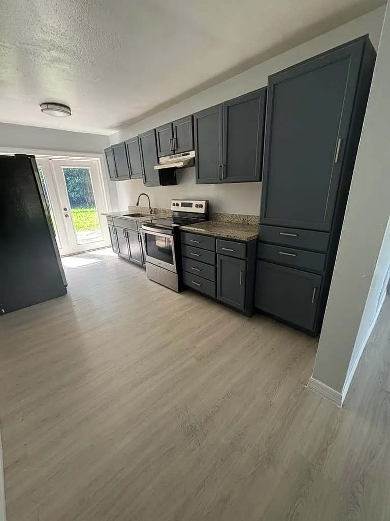 4 bed, 1208 sqft, $2,100 — Photo 3