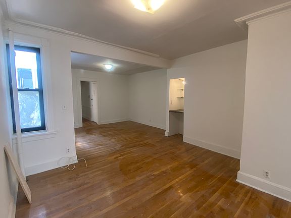 3rd image of 313 W 54th St #5