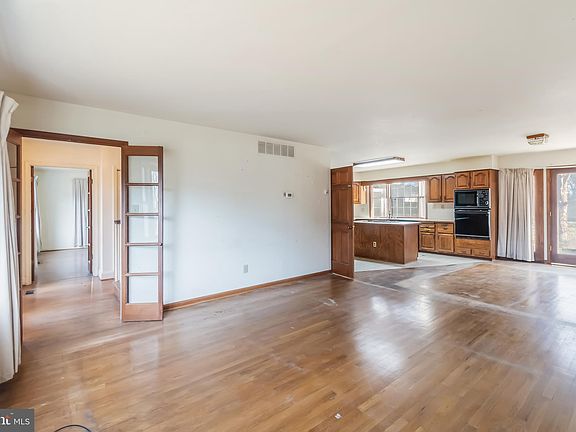 5th image of 32 Windward Dr