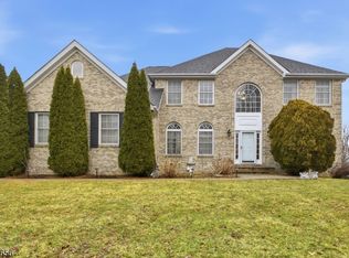 415 Maxwell Dr, Stewartsville, NJ 08886