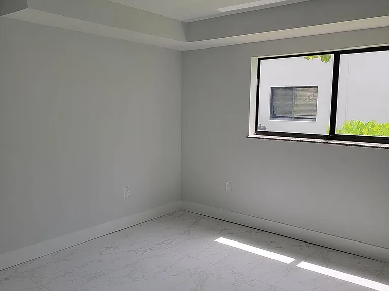 240 SW 7th St #9 — Photo 9