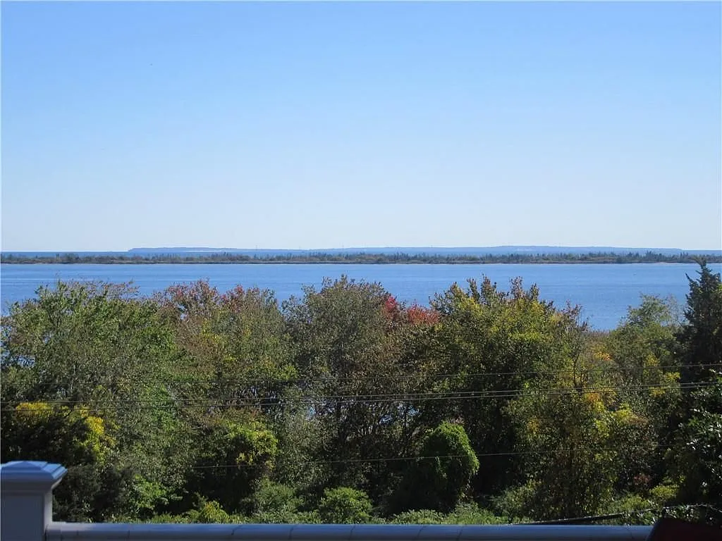 3 bed, 1.0 bath, 1320 sqft, $2,500 — Photo 1