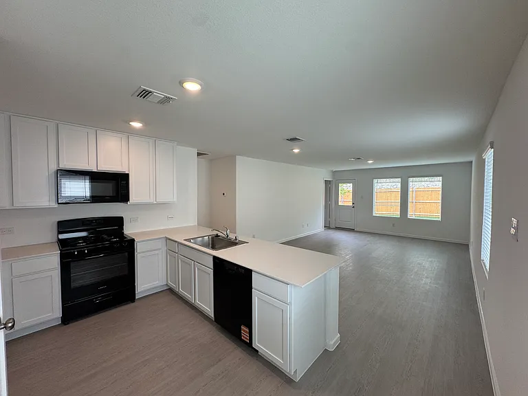1409 Erie Dr — Photo 2