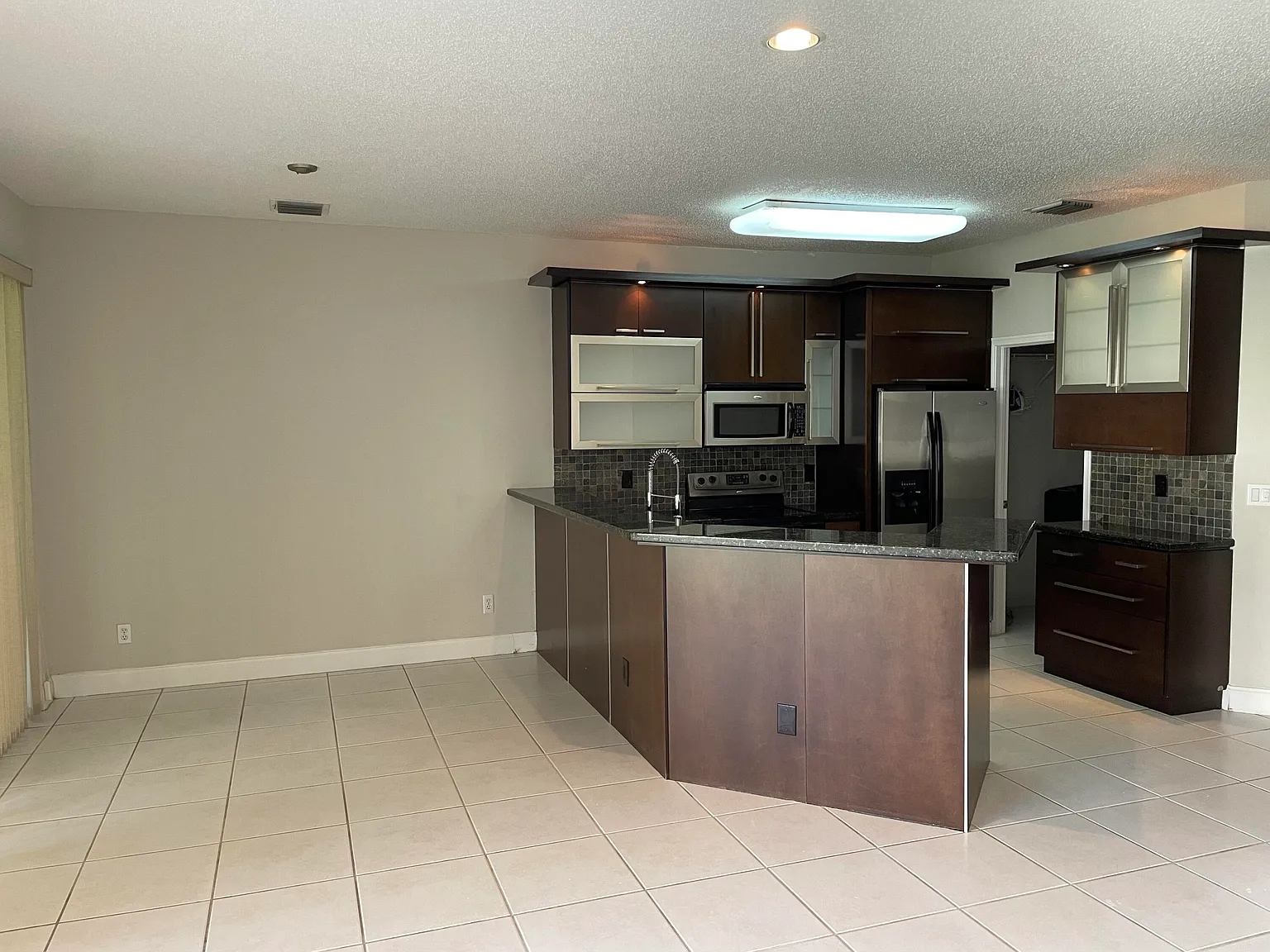 3 bed, 2.5 bath, 1895 sqft, $4,200 — Photo 4