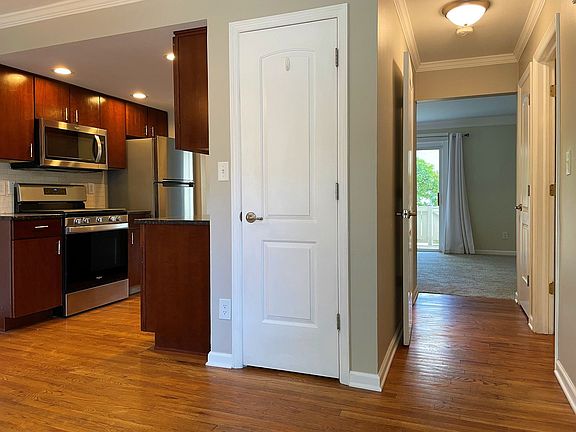 3rd image of 2575 Olde Hill Ct N