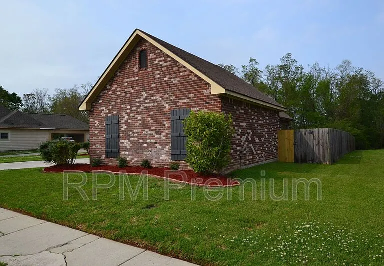 2691 Woodbend Ave — Photo 3