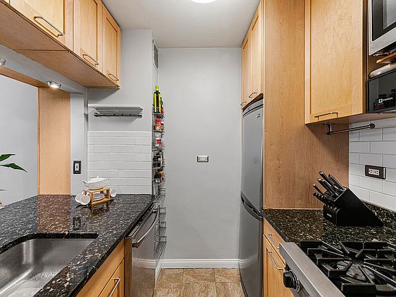 5th image of 200 E 27th St APT 1-E