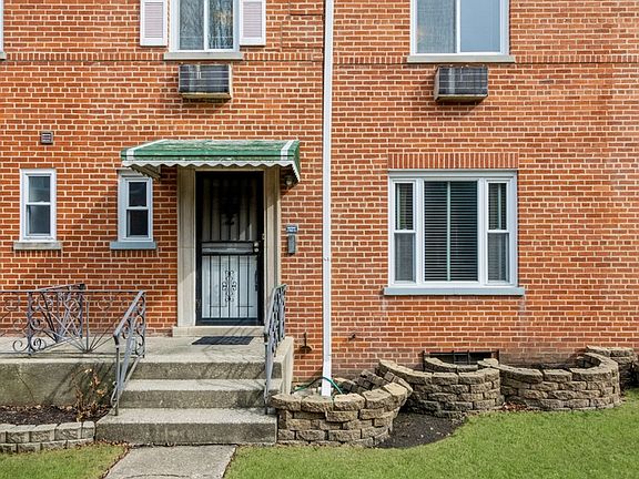 3rd image of 1762 W Thome Ave Unit C