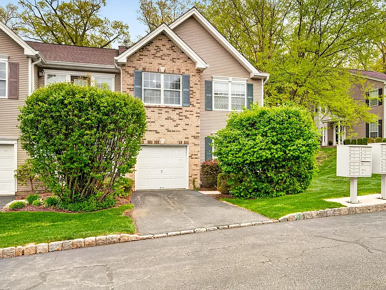 554 Adirondack Ct — Photo 2