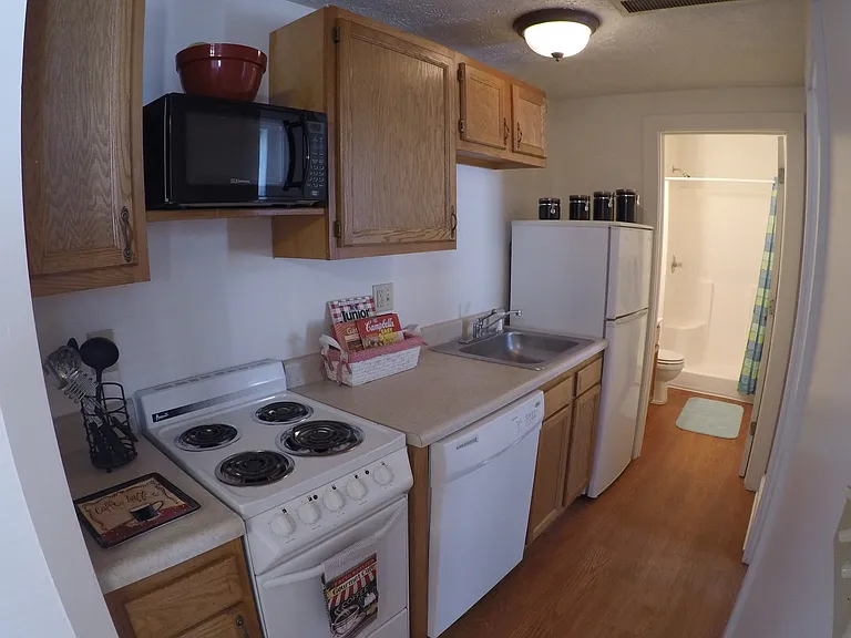 220 S 6th St (Maison de Ville) — Photo 5