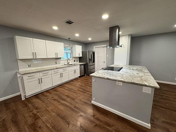 3rd image of 2406 Robin Rd