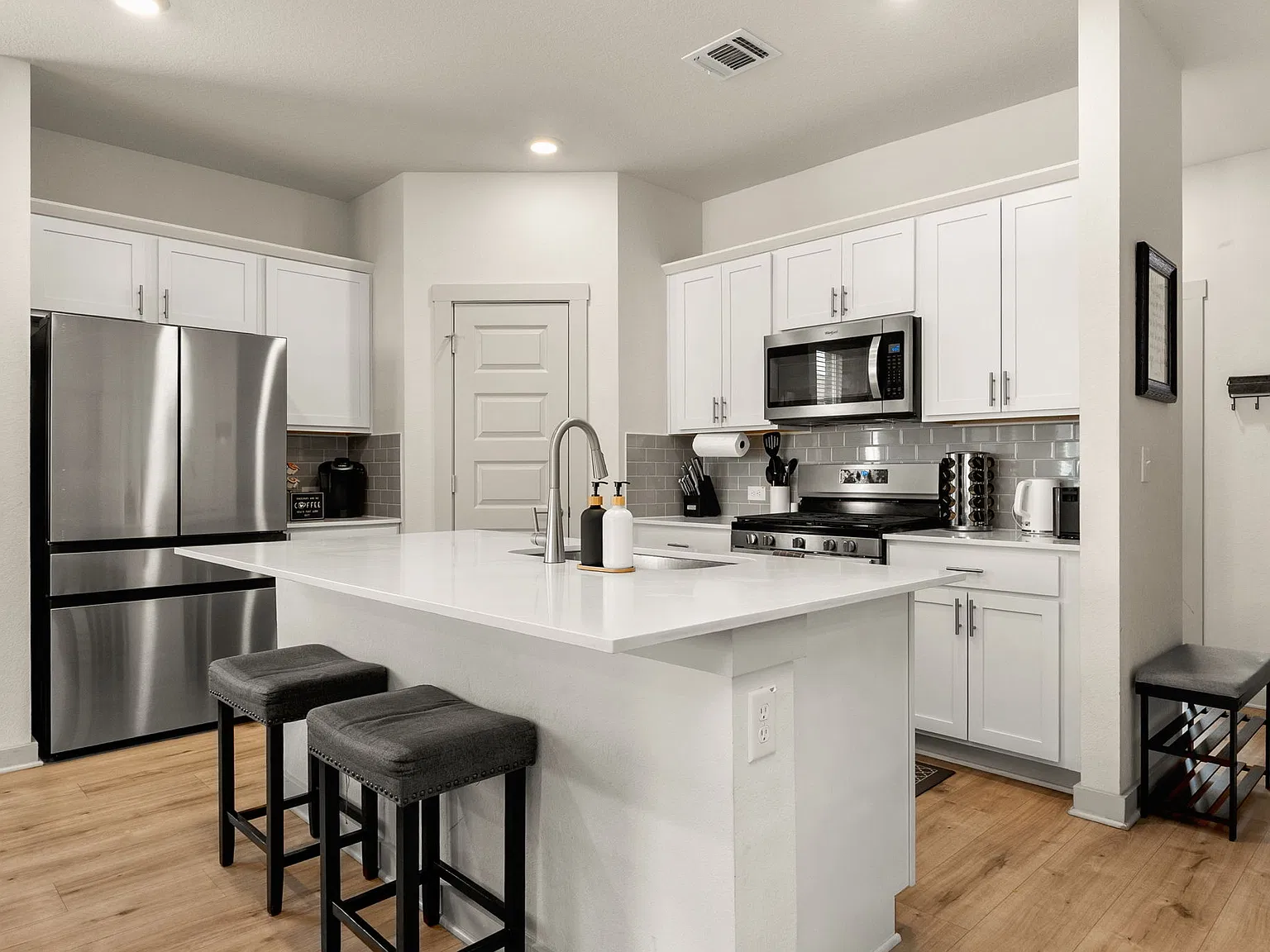 4 bed, 1700 sqft, $3,400 — Photo 3