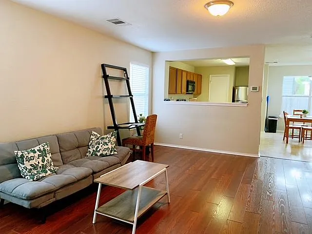 403 Amberdale Oak — Photo 2