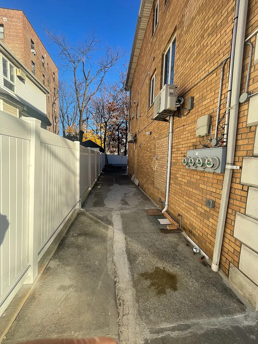 Building Photo - 2163 E 17th St #2