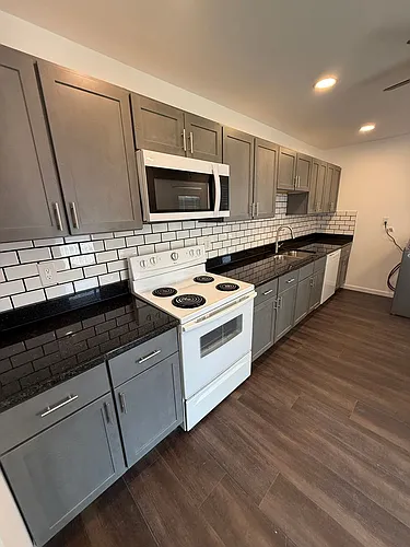 Newly Renovated 1 Bedroom Apartment! Photo 1