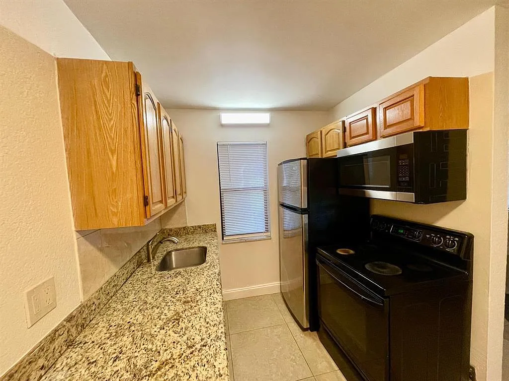 Building Photo - 601 NE 29th Dr #7