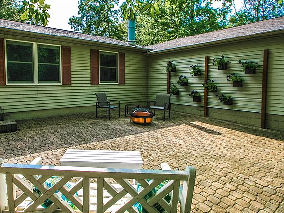 3rd image of 9697 Briarwood Dr