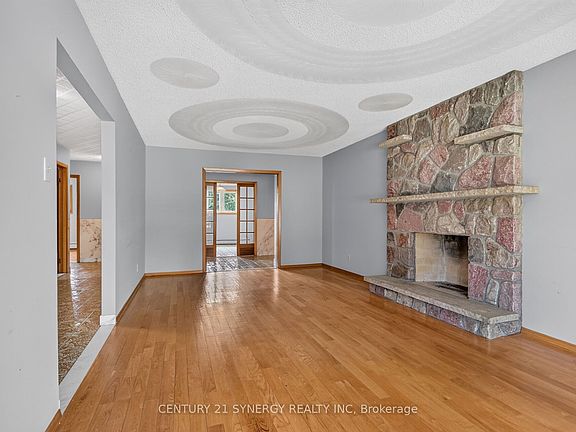 5th image of 974 Greenbriar Ave