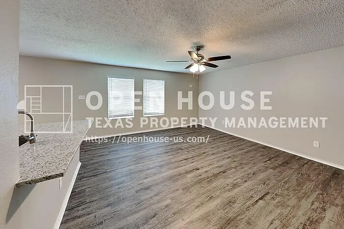 4900 Parkview Hills Ln — Photo 3