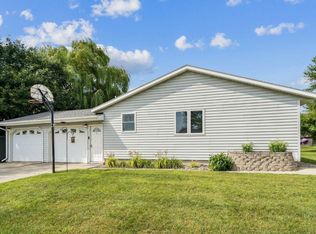 620 Ranchwood Dr, Bird Island, MN 55310