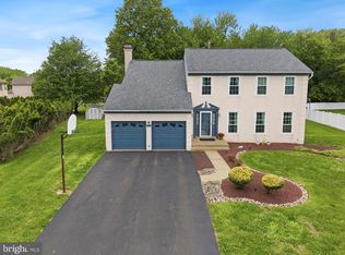 2637 Woodsview Dr, Bensalem, PA 19020