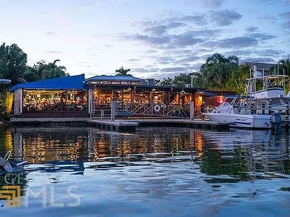 Party at the Marina, Club, restaurant, boat storage