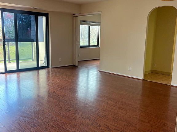 5th image of 205 Yoakum Pkwy Unit 406