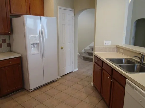 3 bed, 2.5 bath, 2800 sqft, $2,595 — Photo 3