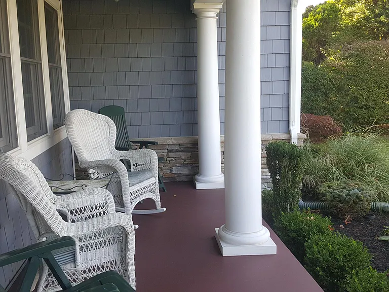 Front porch w/overhead fan