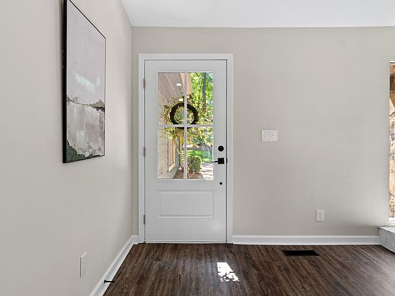 5th image of 228 Pine Knoll Ln
