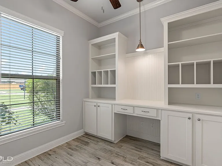 302 Oscar Cir — Photo 32
