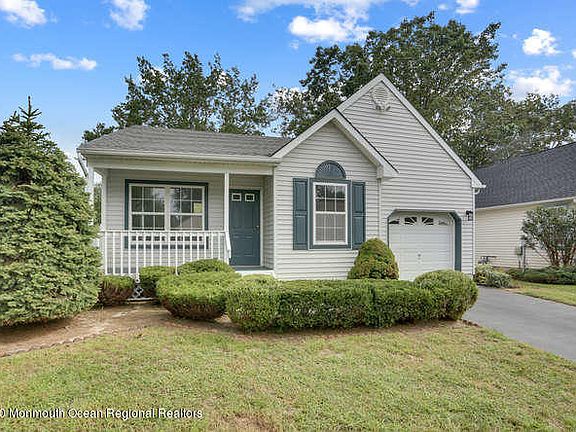 3rd image of 2374 Mount Hood Ln
