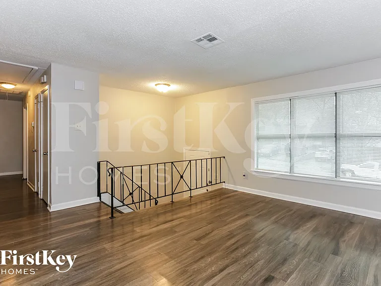 917 Montclair Dr — Photo 2